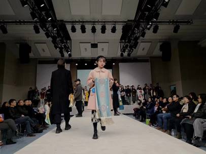 图4 T台展示围巾